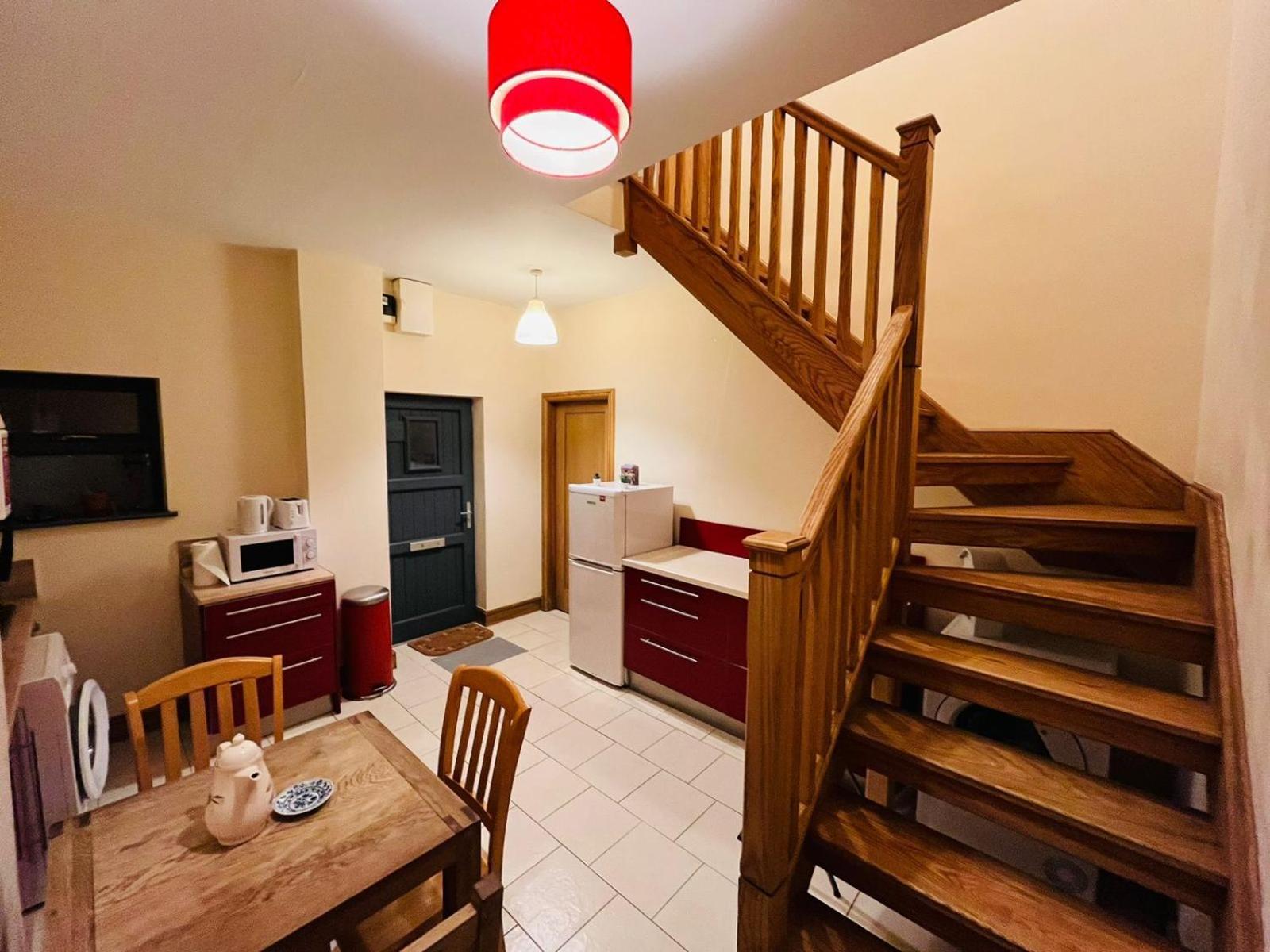 Bedroom + Bathroom D8 Homestay Dublin