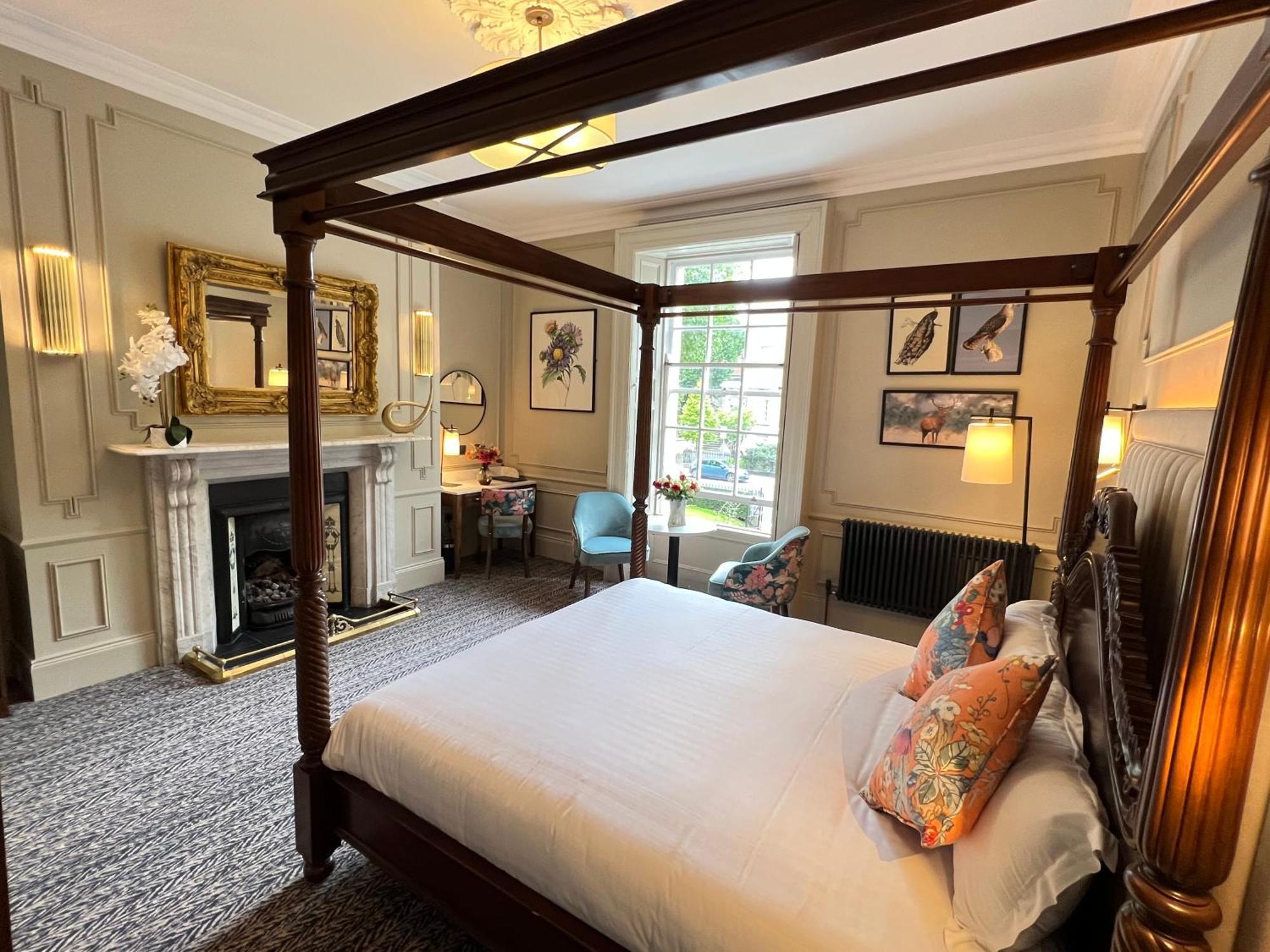 Waterloo Town House & 4*