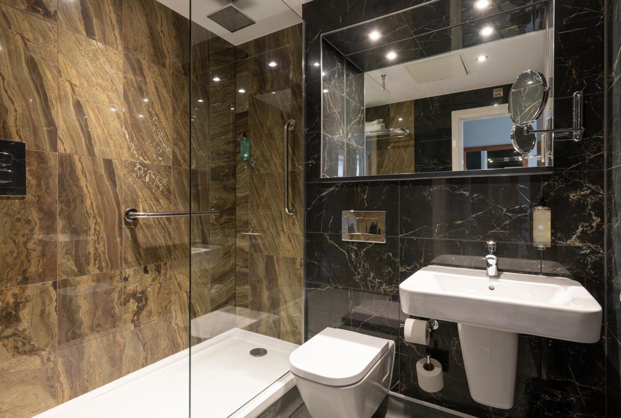 Keavan's Port Hotel, 4*