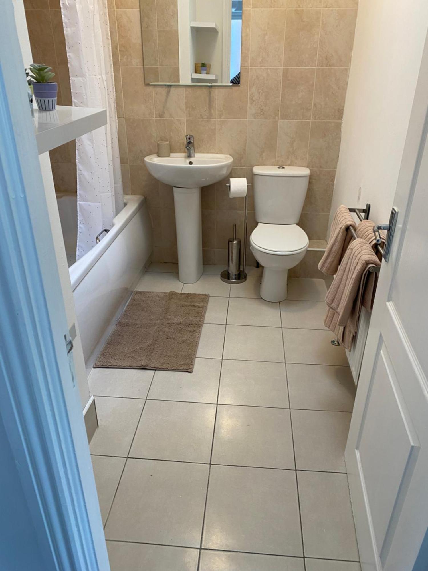Apartment Modern Comfortable Four Bedroom House In Great Location