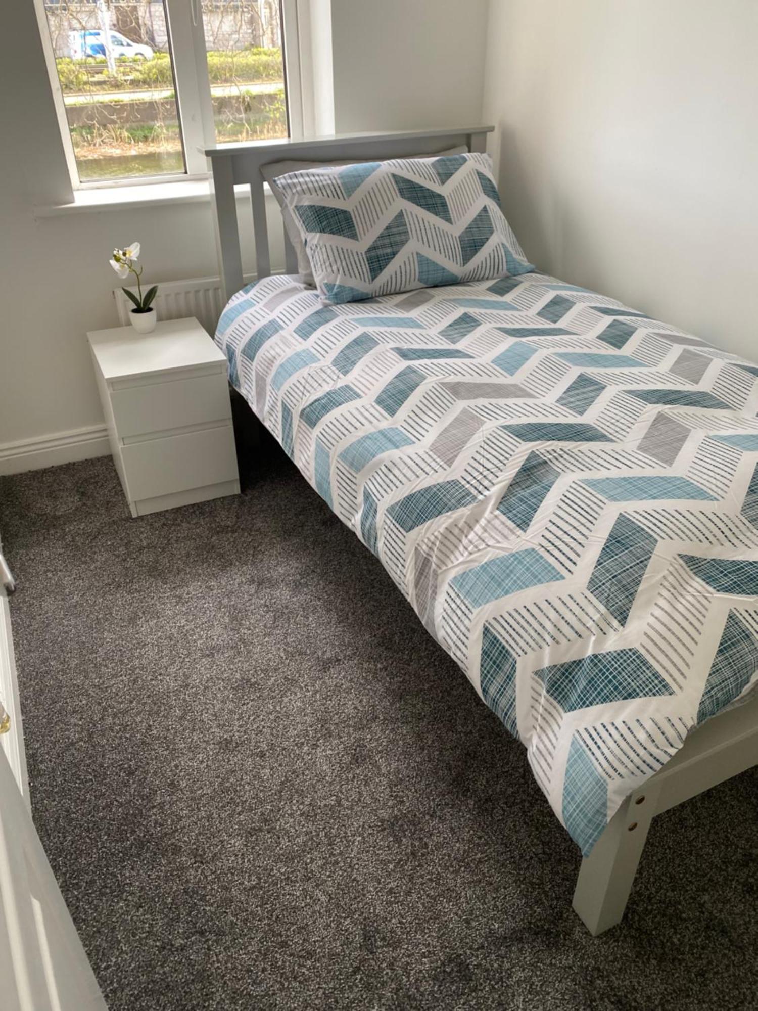 Apartment Modern Comfortable Four Bedroom House In Great Location *