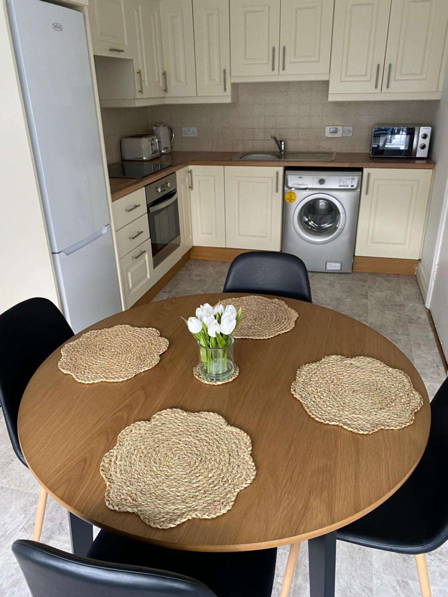 Apartment Modern Comfortable Four Bedroom House In Great Location