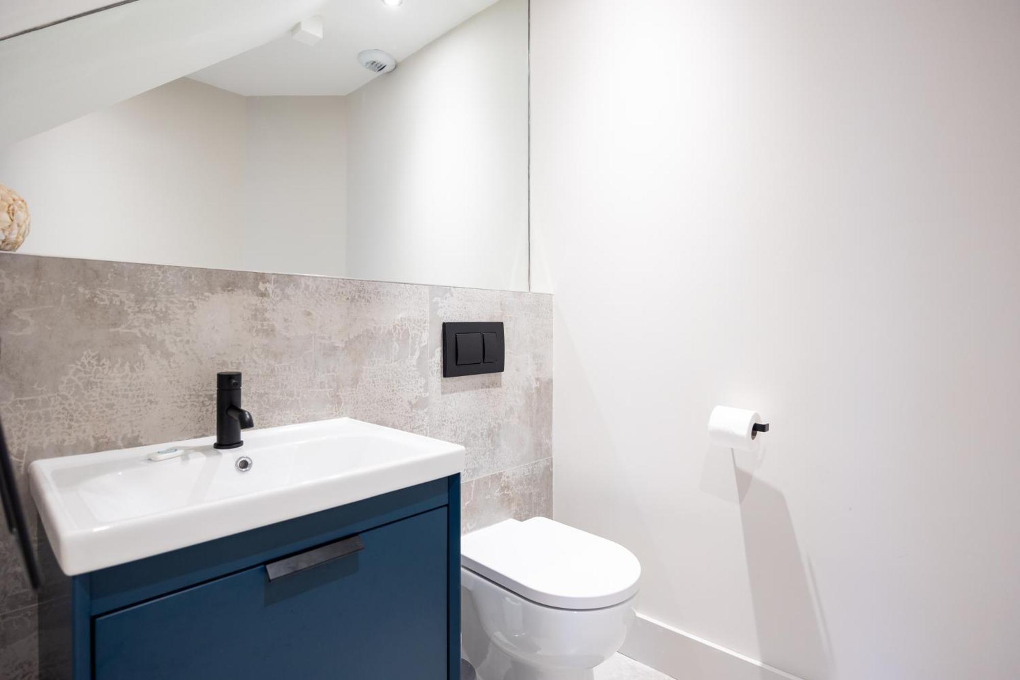 Vakantiehuis Stunning 2 Bed, 2 Bath House Near National Stadium,