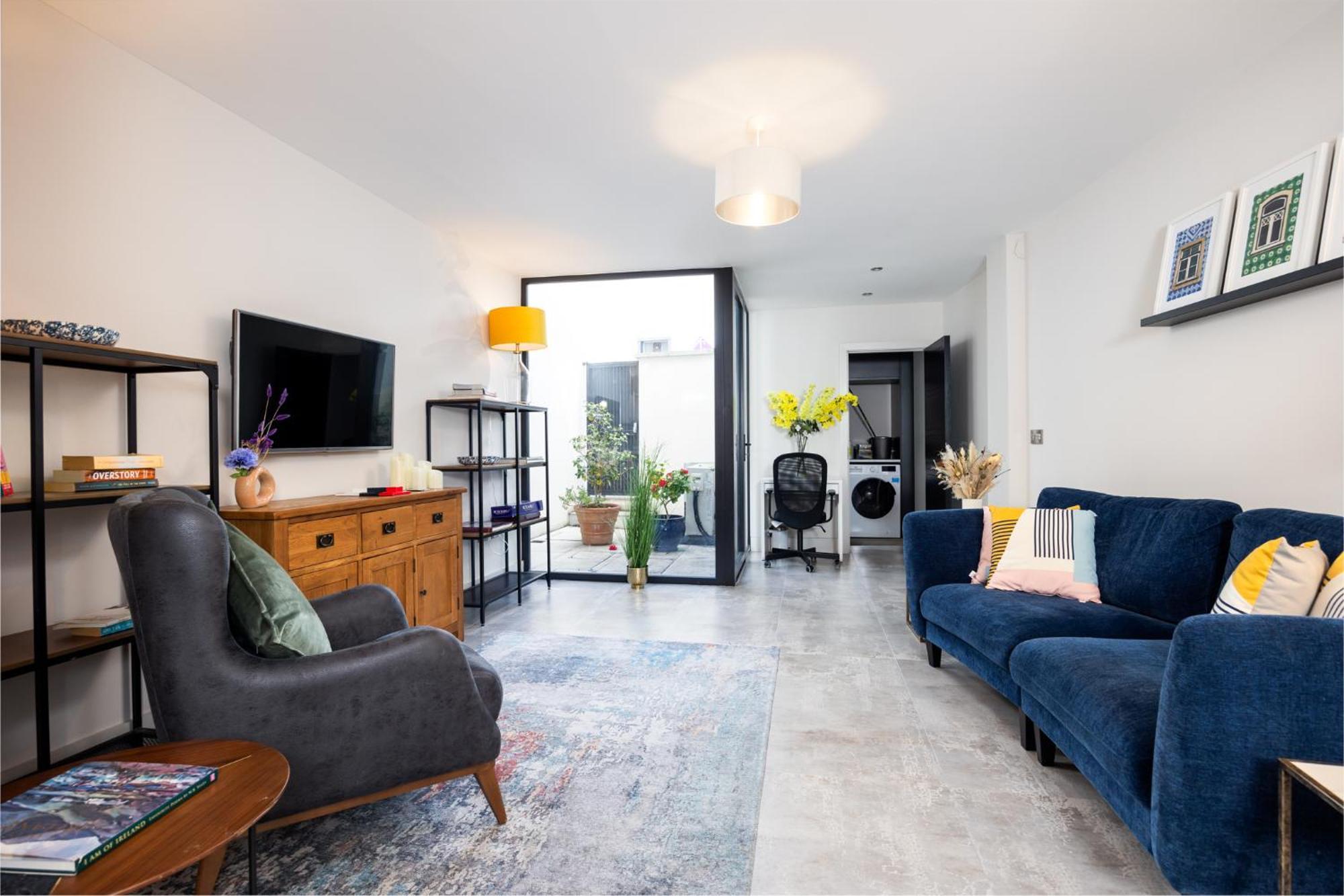 Vakantiehuis Stunning 2 Bed, 2 Bath House Near National Stadium,