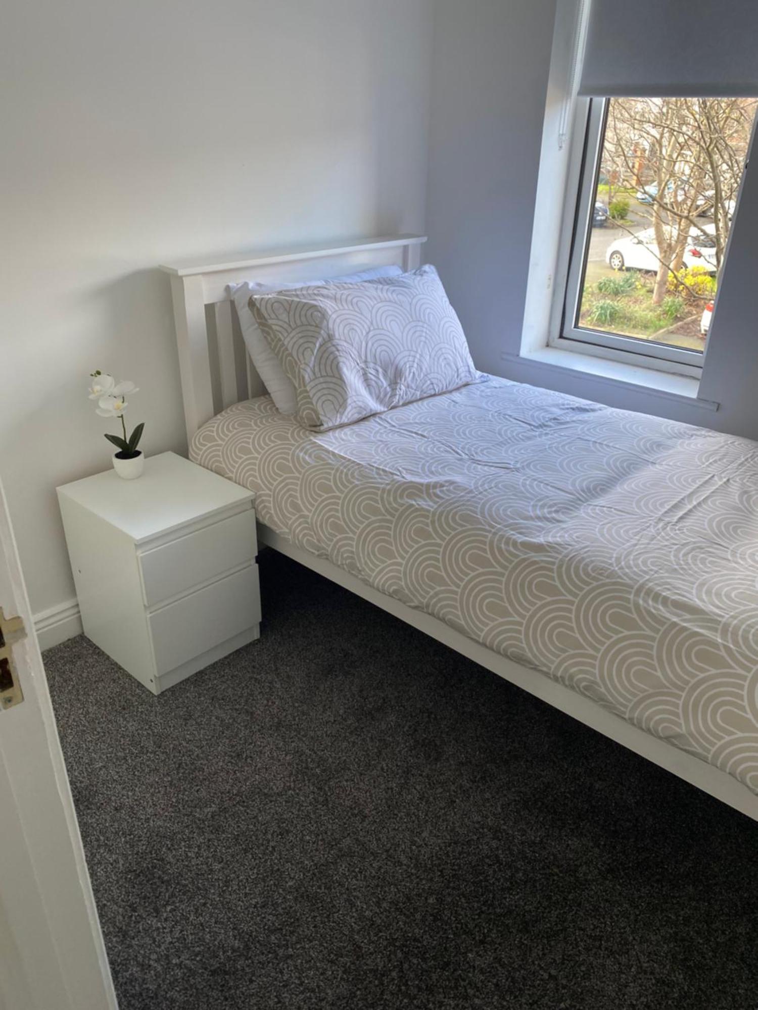 Modern Comfortable Four Bedroom House In Great Location *