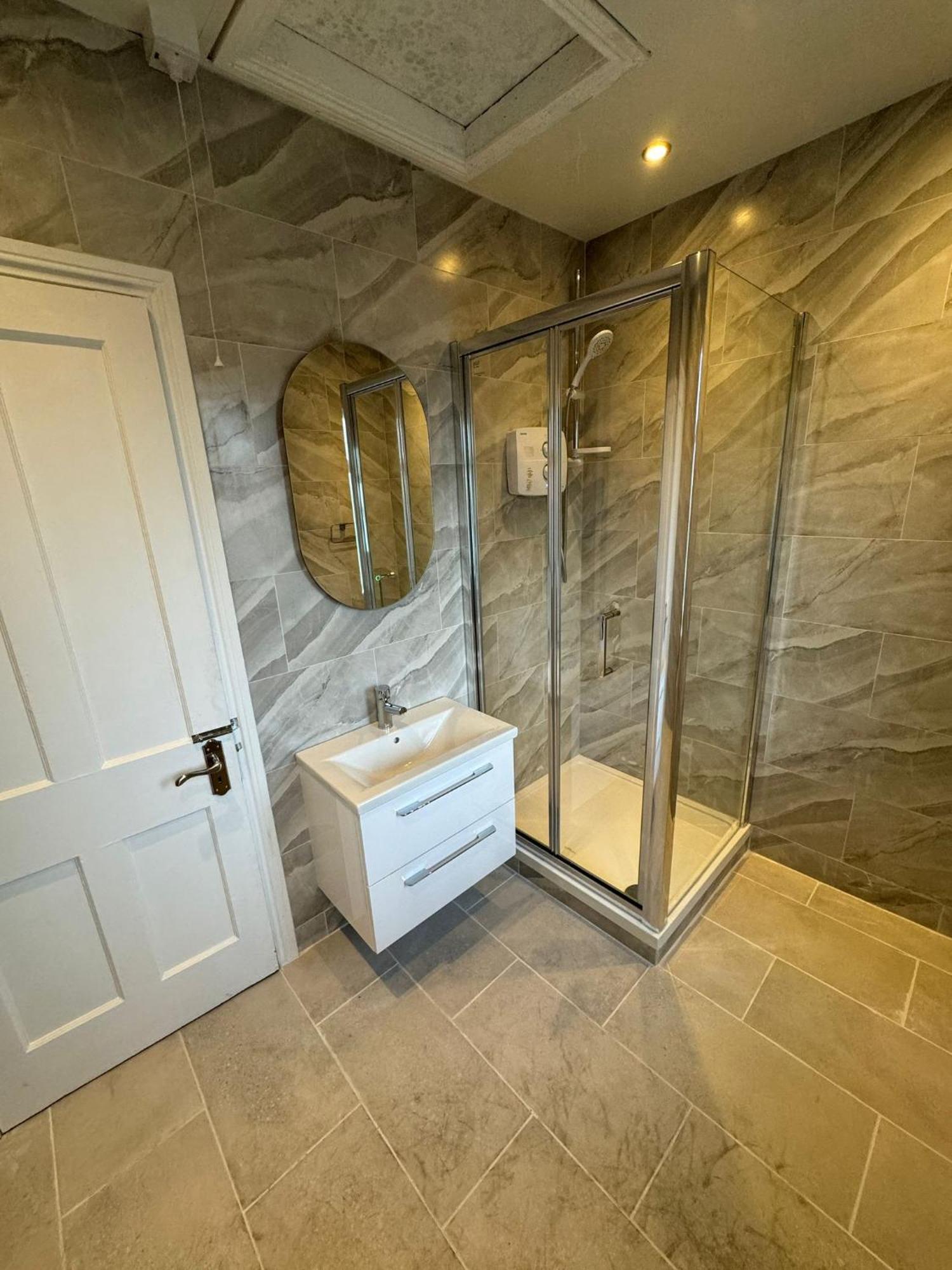 Guest house Nice Double At 2 Iveragh Rd-8