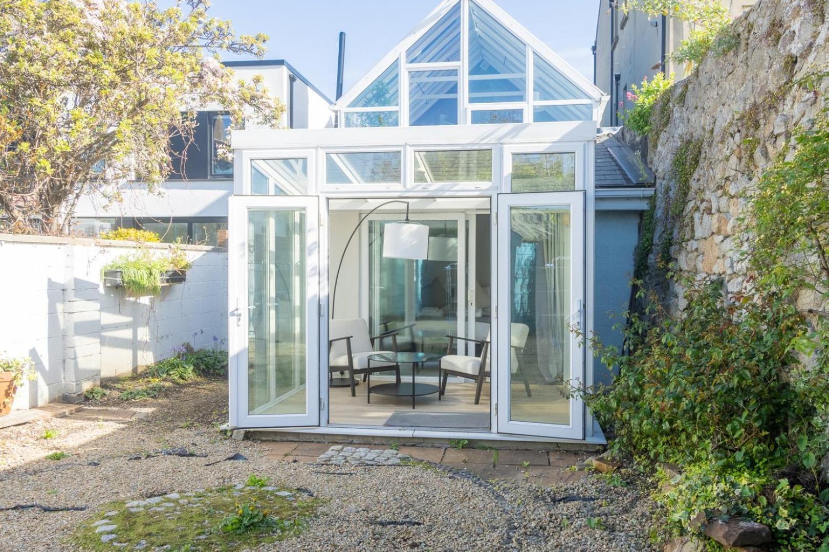 Guestready - Modernised In Monkstown Guest house *