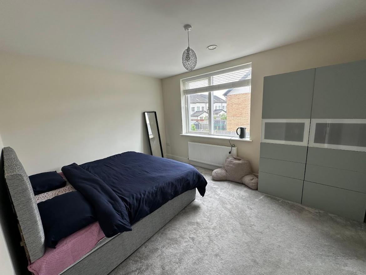Pvt Attached Bathroom , 20 Mins To Center Via Direct Train 2 Min Away *