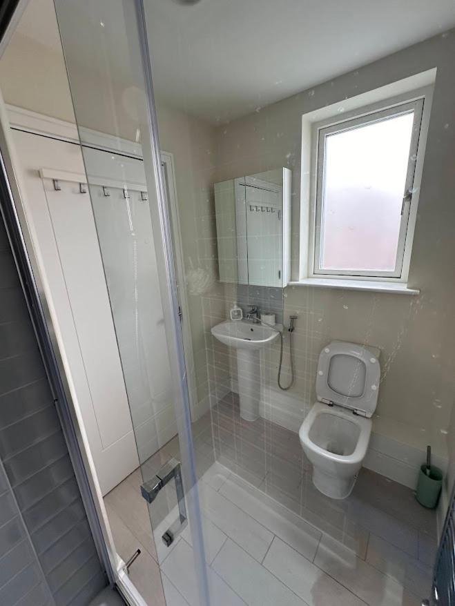 Pvt Attached Bathroom , 20 Mins To Center Via Direct Train 2 Min Away Homestay