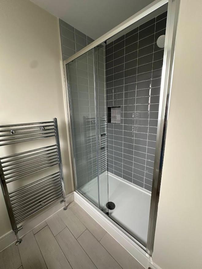 Pvt Attached Bathroom , 20 Mins To Center Via Direct Train 2 Min Away