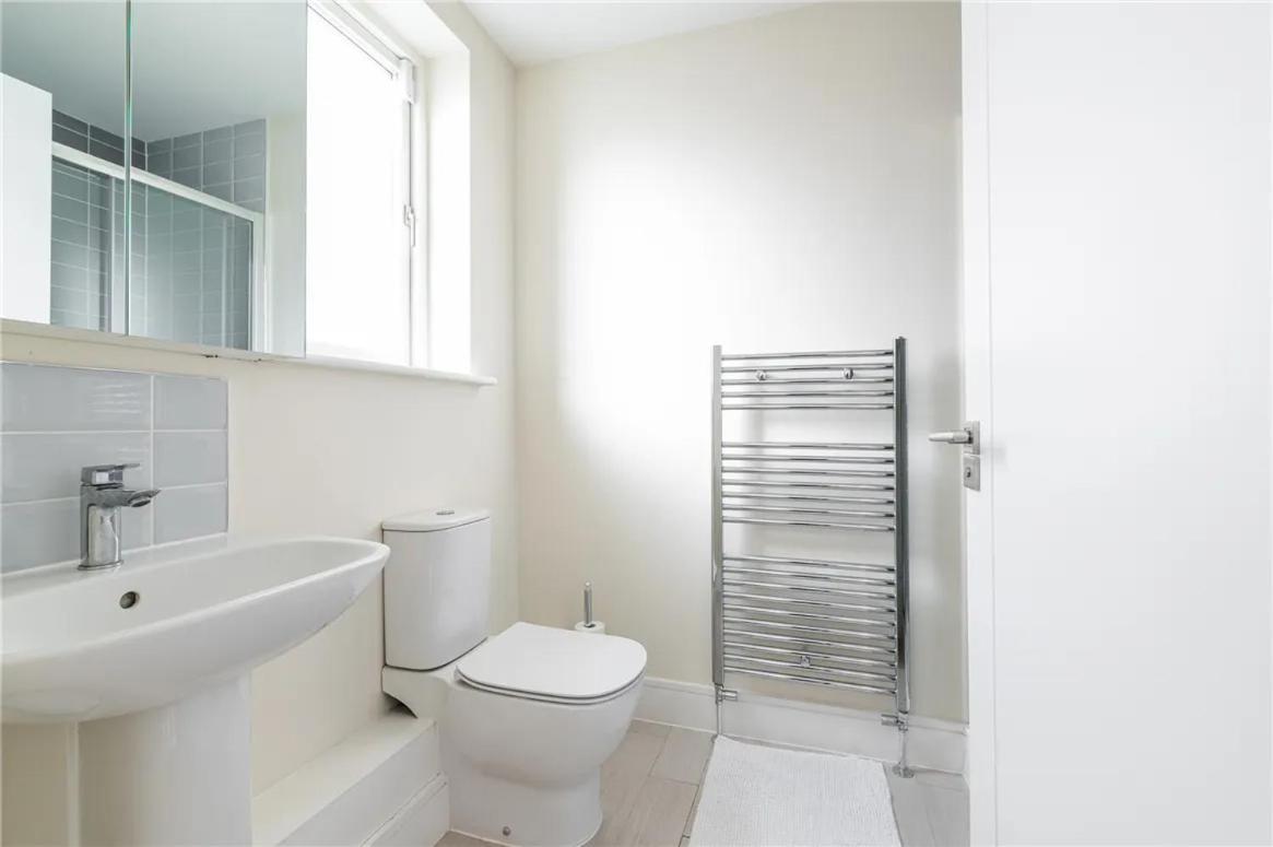 Pvt Attached Bathroom , 20 Mins To Center Via Direct Train 2 Min Away Homestay