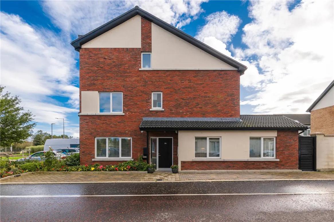 Pvt Attached Bathroom , 20 Mins To Center Via Direct Train 2 Min Away * Dublin