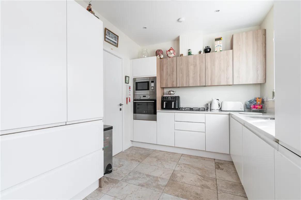 Homestay Pvt Attached Bathroom , 20 Mins To Center Via Direct Train 2 Min Away Dublin