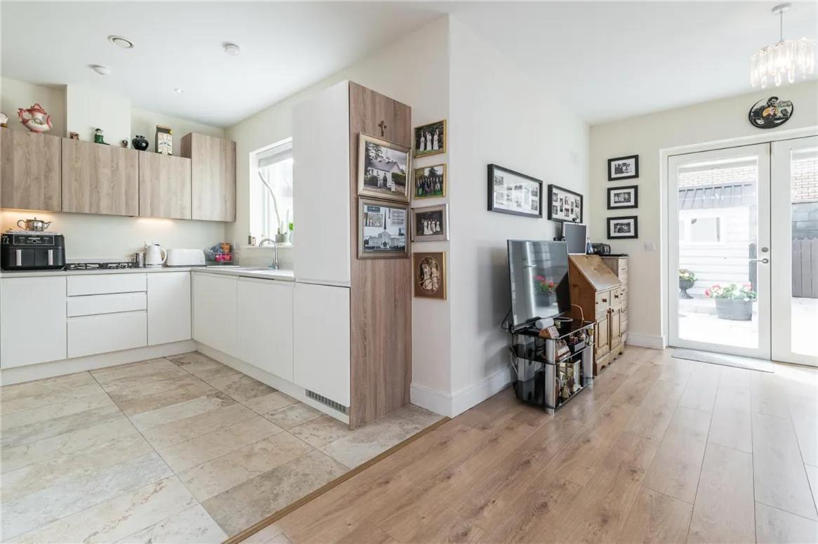 Pvt Attached Bathroom , 20 Mins To Center Via Direct Train 2 Min Away Homestay Dublin