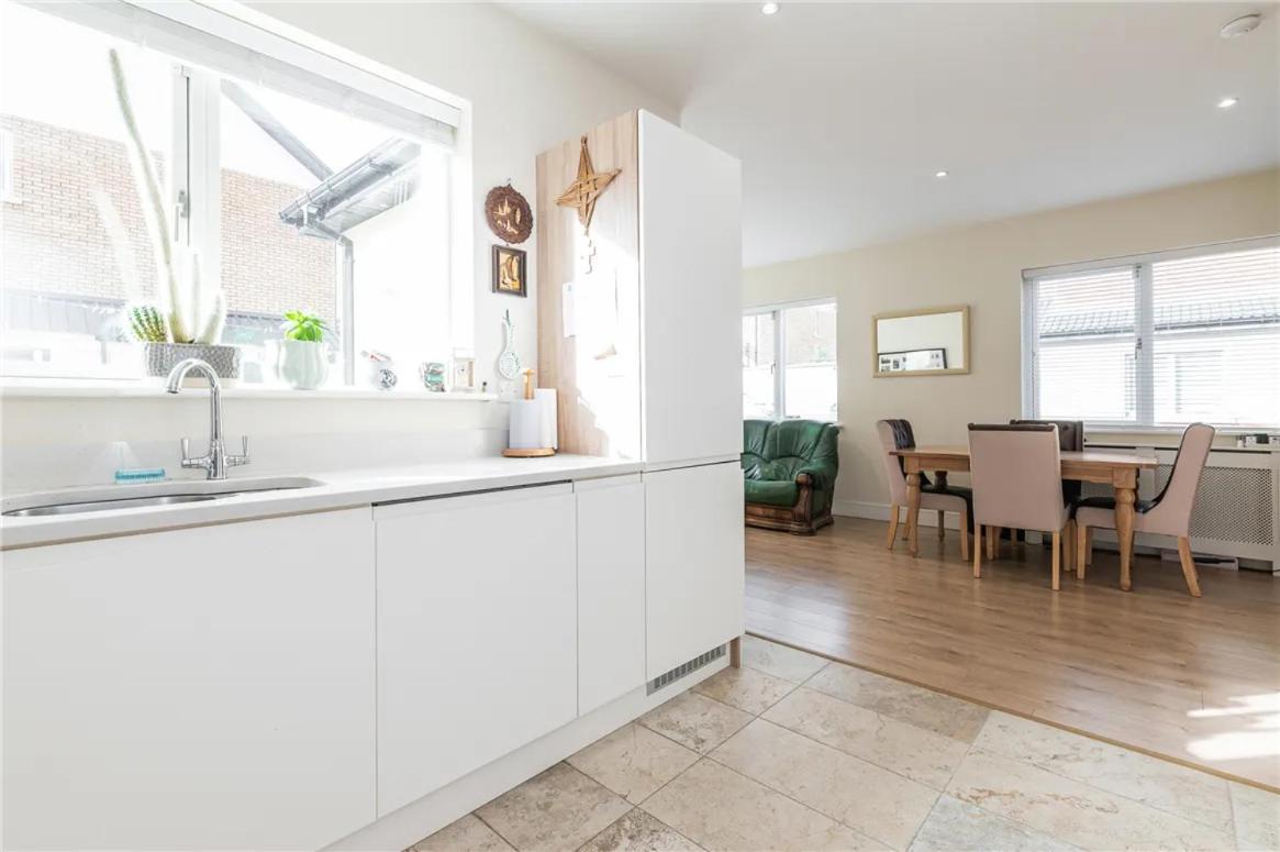 Pvt Attached Bathroom , 20 Mins To Center Via Direct Train 2 Min Away Dublin
