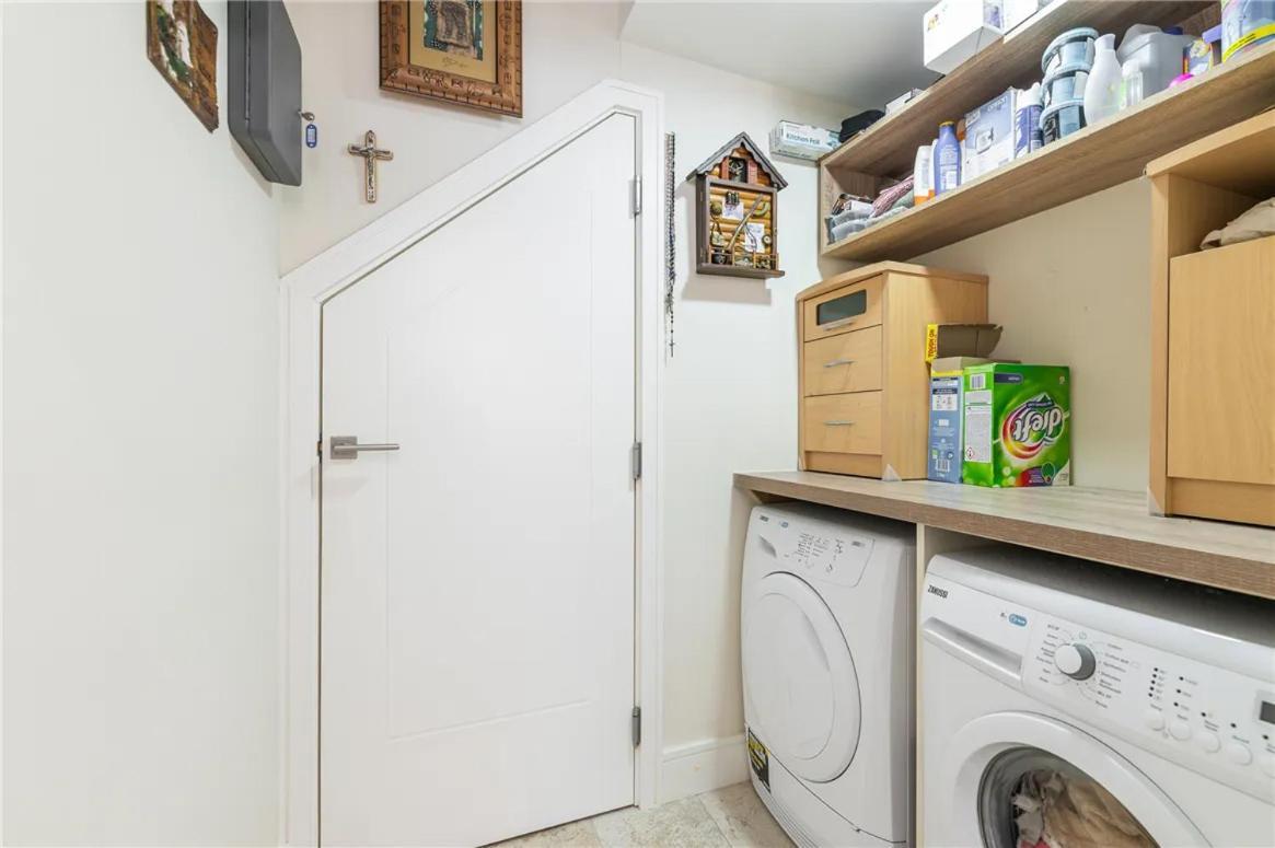 Pvt Attached Bathroom , 20 Mins To Center Via Direct Train 2 Min Away * Dublin