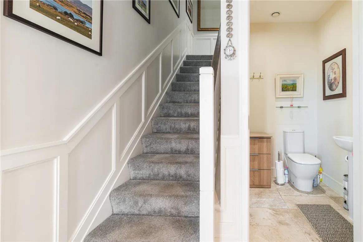 Pvt Attached Bathroom , 20 Mins To Center Via Direct Train 2 Min Away Homestay *