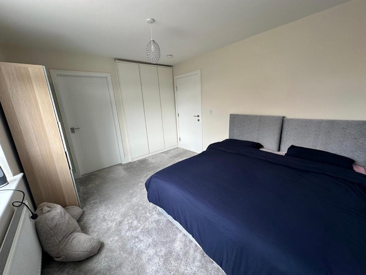 Pvt Attached Bathroom , 20 Mins To Center Via Direct Train 2 Min Away Homestay *