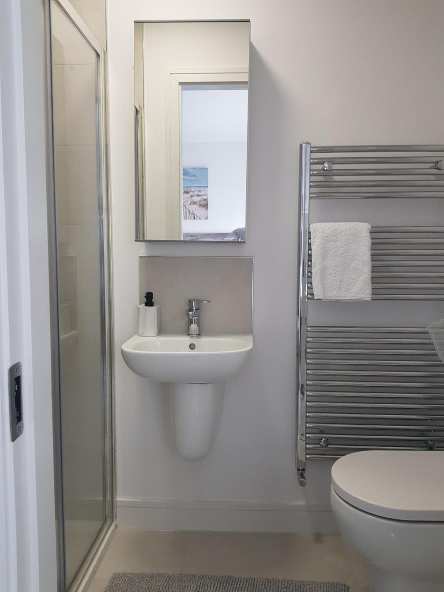 Barnoaks House - Private Ensuite Bathroom * Dublin