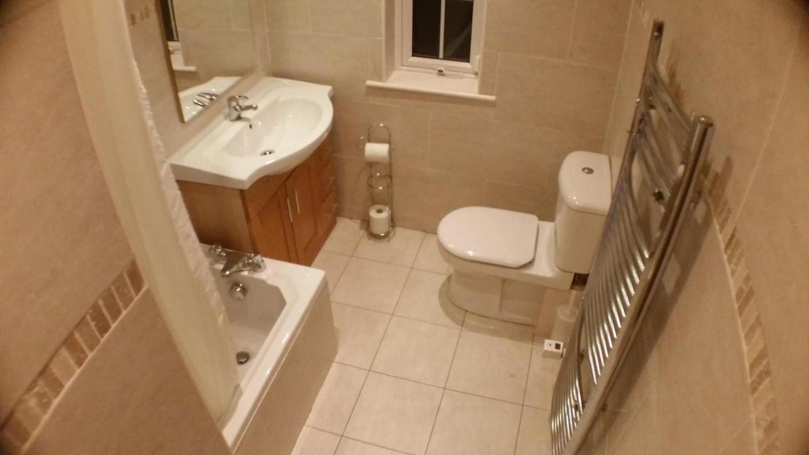 Dorm 5-6 People Shared Bathroom Outside Dublin