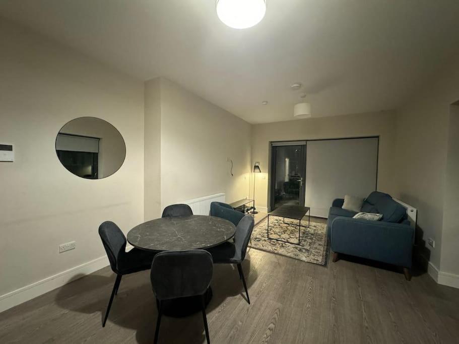 Private King Size In Well Decorated Shared Flat Apartment *