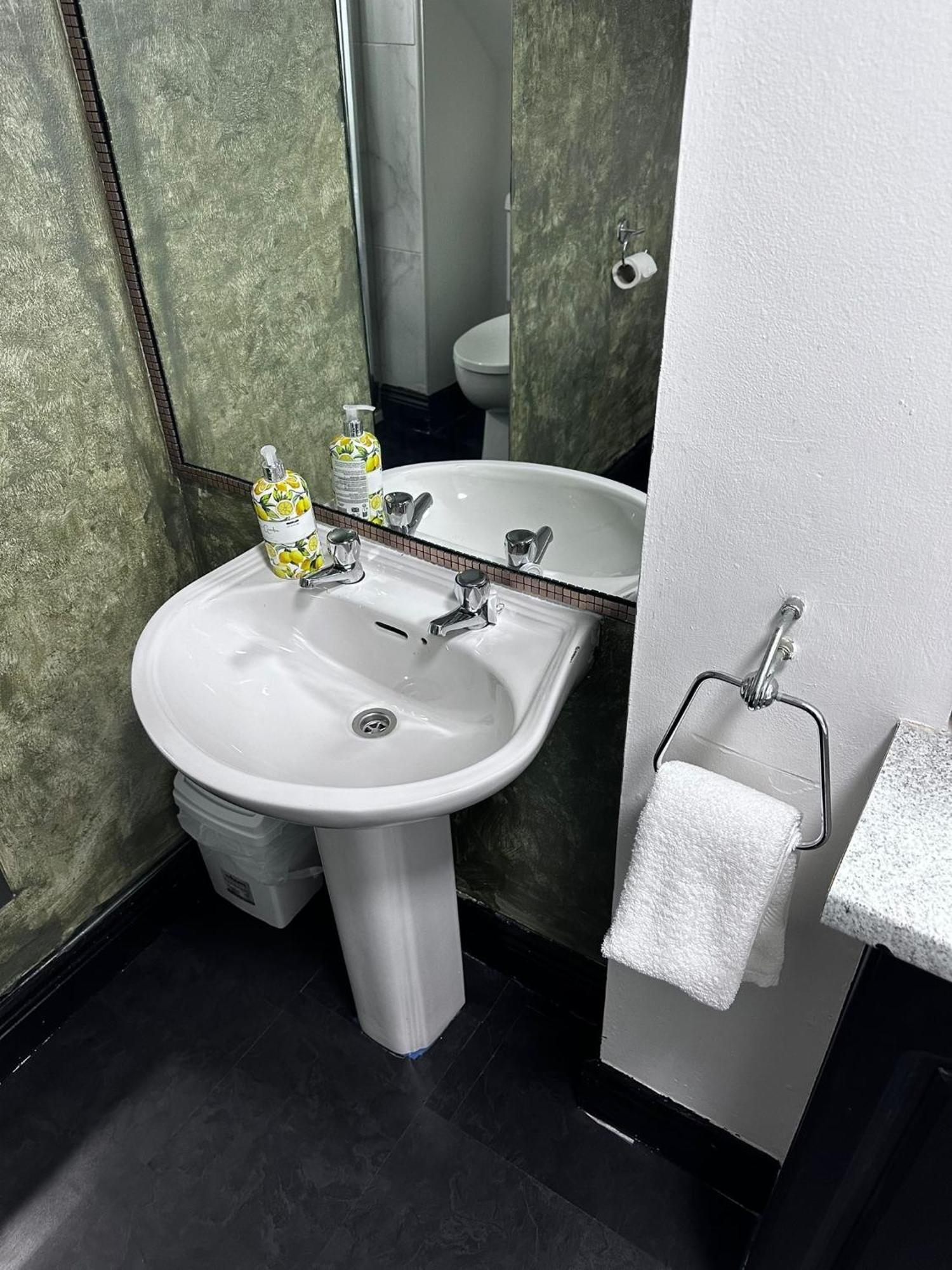 Superb Location 3 Min To Rds, Aviva, D4 2 Bed Apartment *