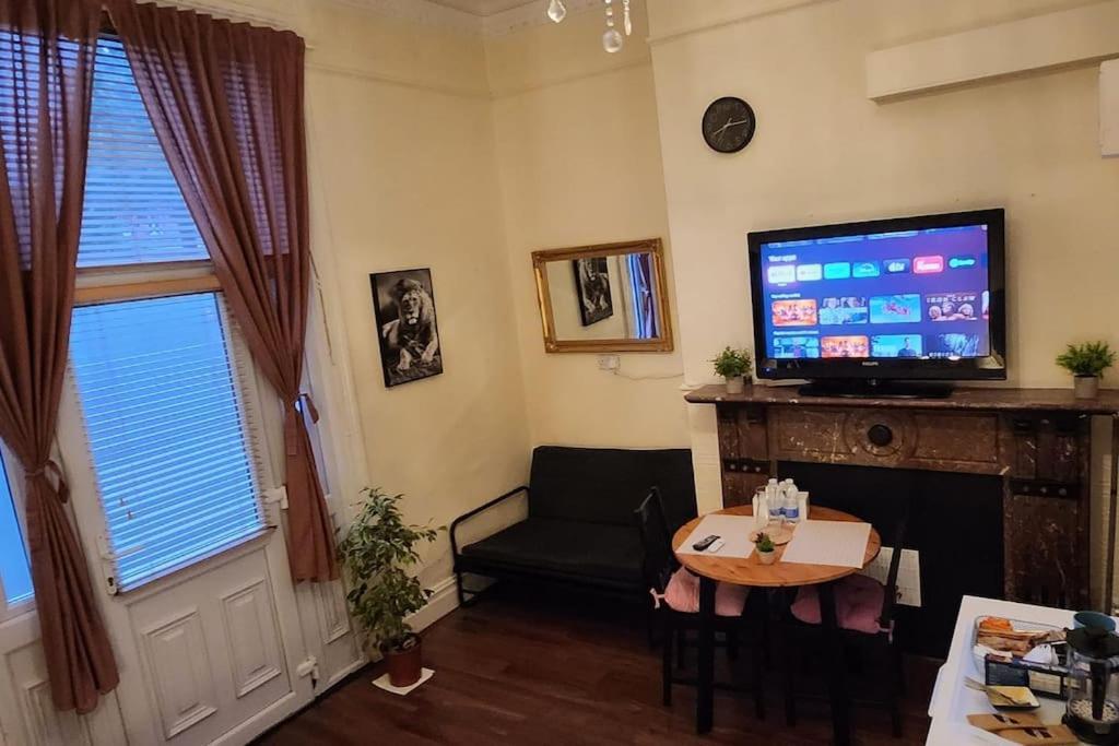 Spacious Victorian Flat *