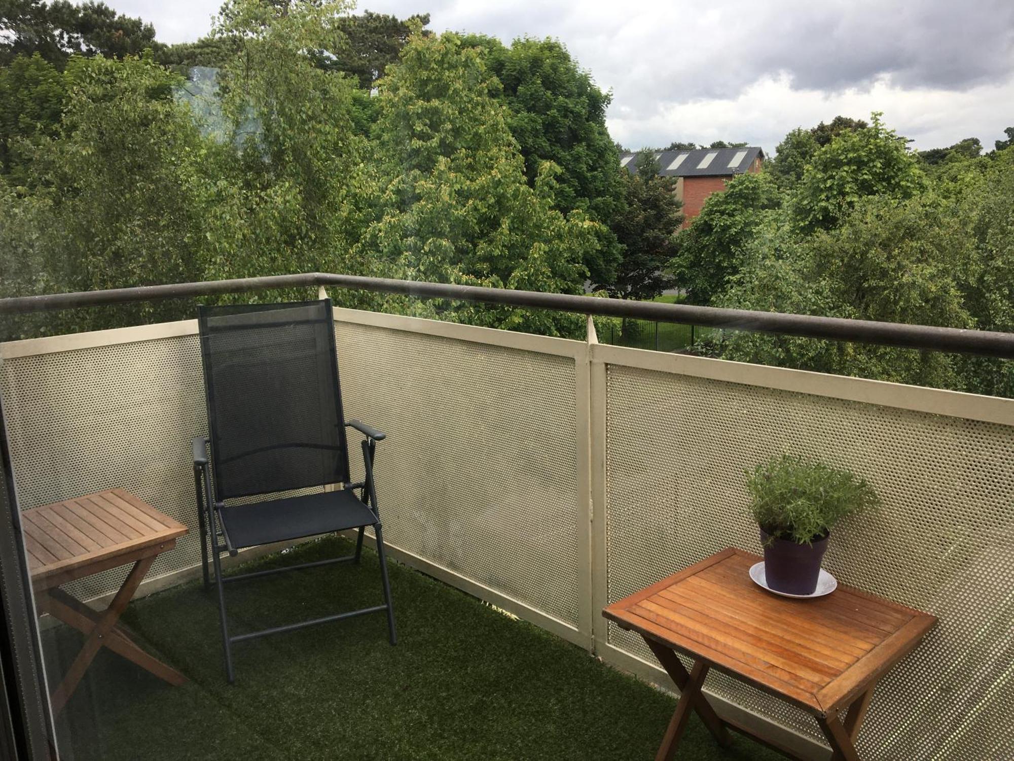 Apartment Spacious 3 Bedroom With Parking *