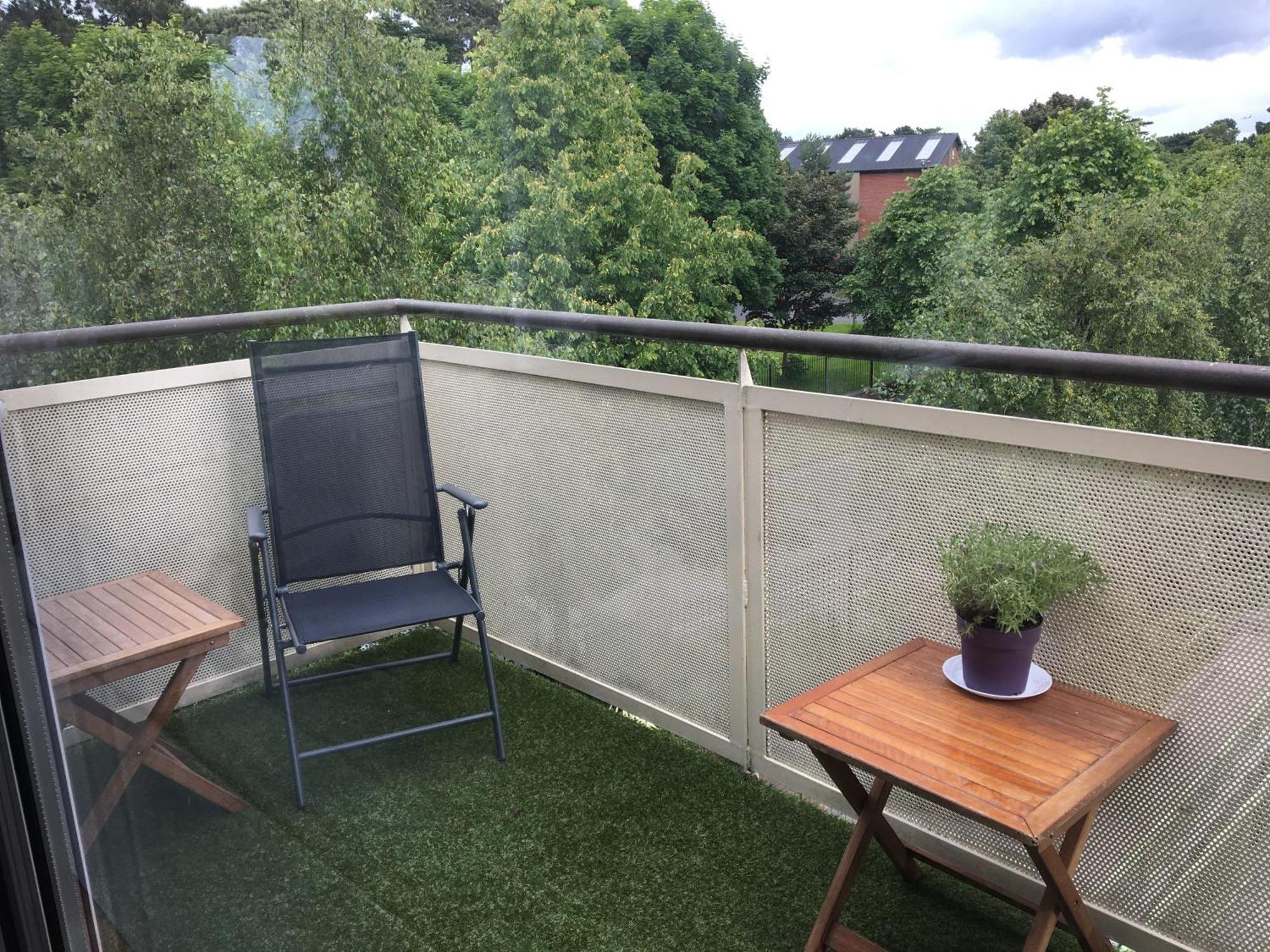 Spacious 3 Bedroom With Parking *