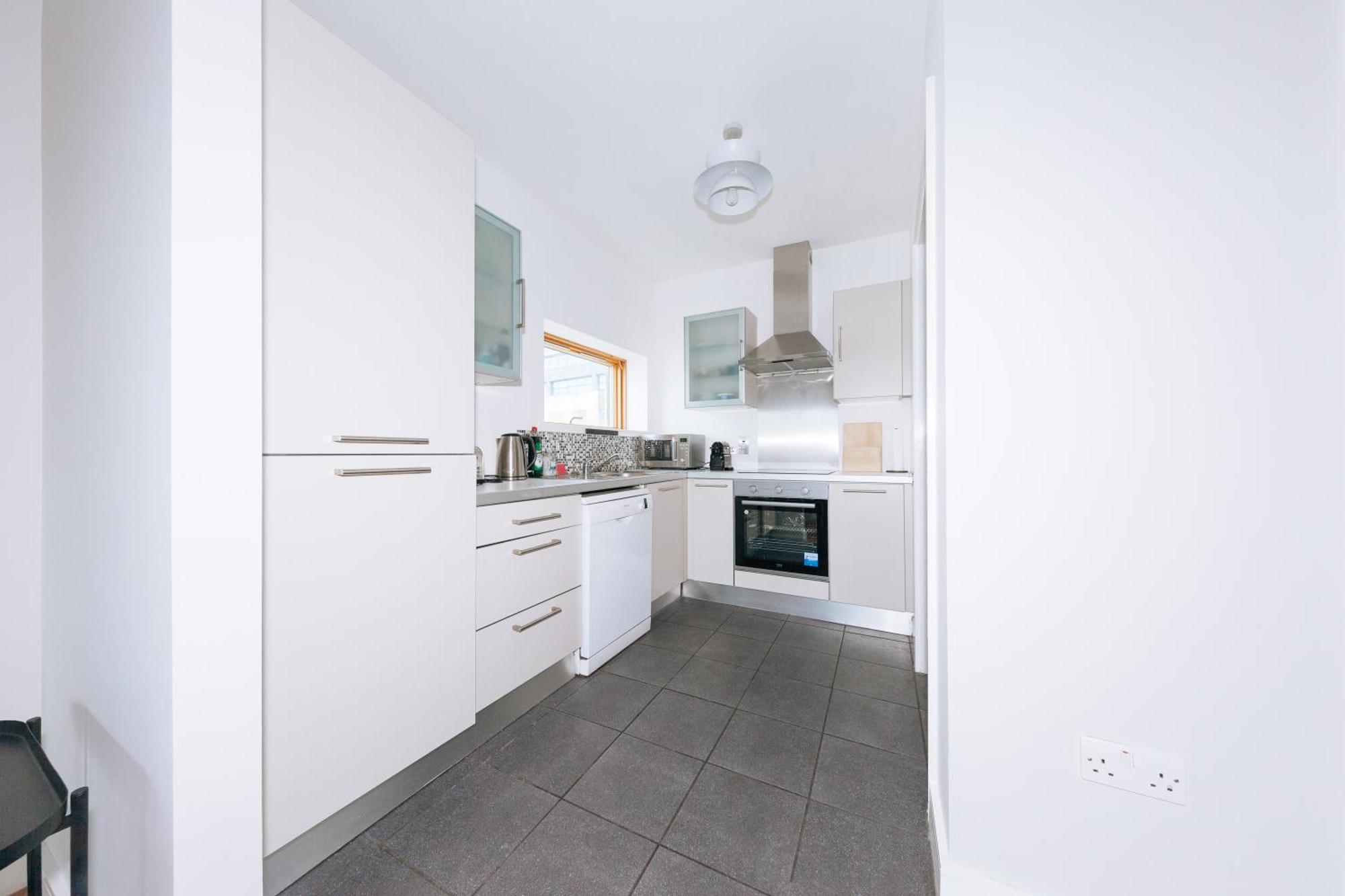 Apartment Bright 2bd Flat With Private Balcony -