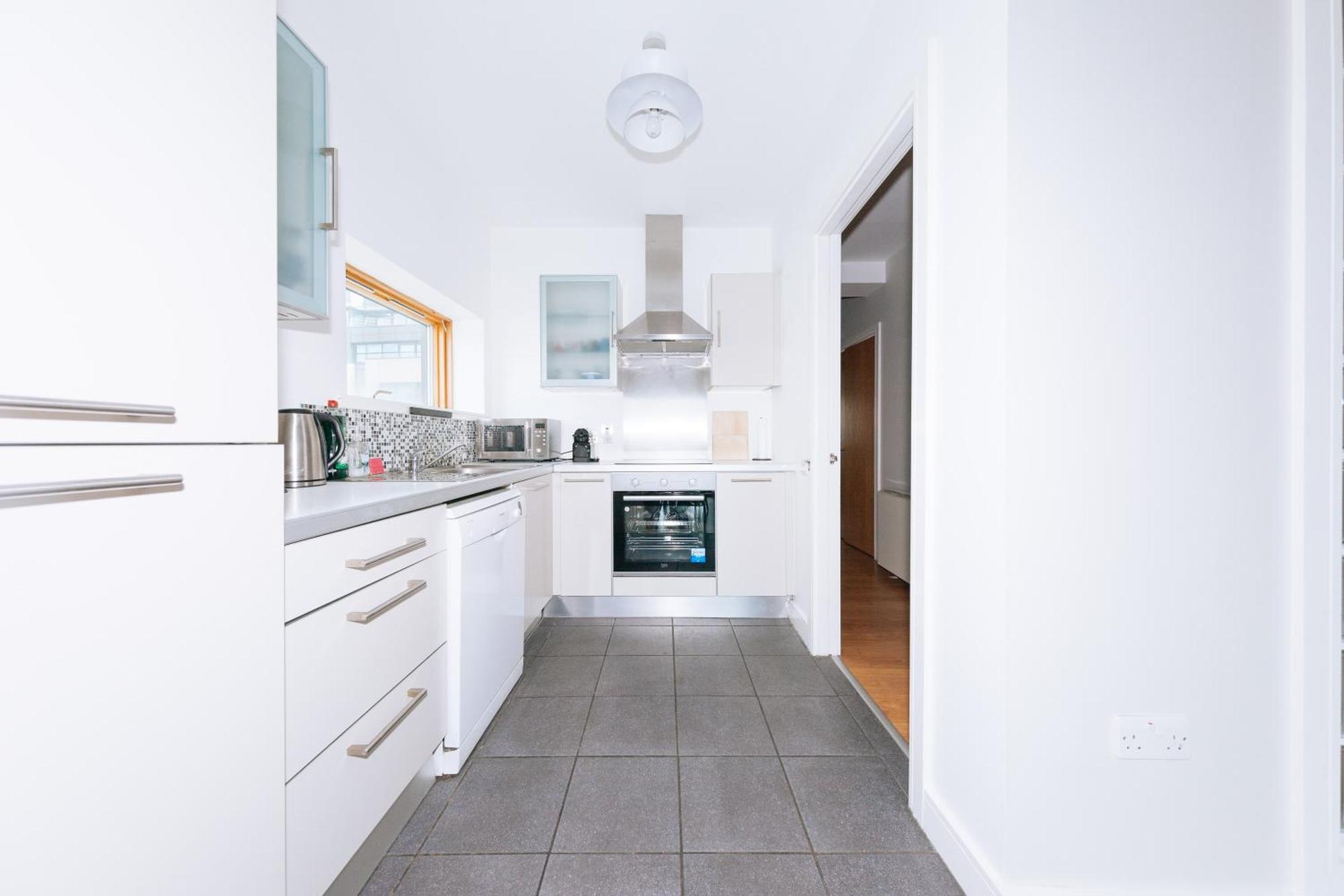 Bright 2bd Flat With Private Balcony - Apartment Dublin