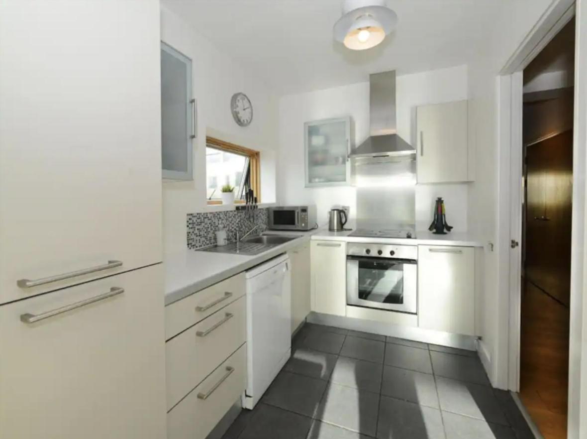 Apartment Bright 2bd Flat With Private Balcony -