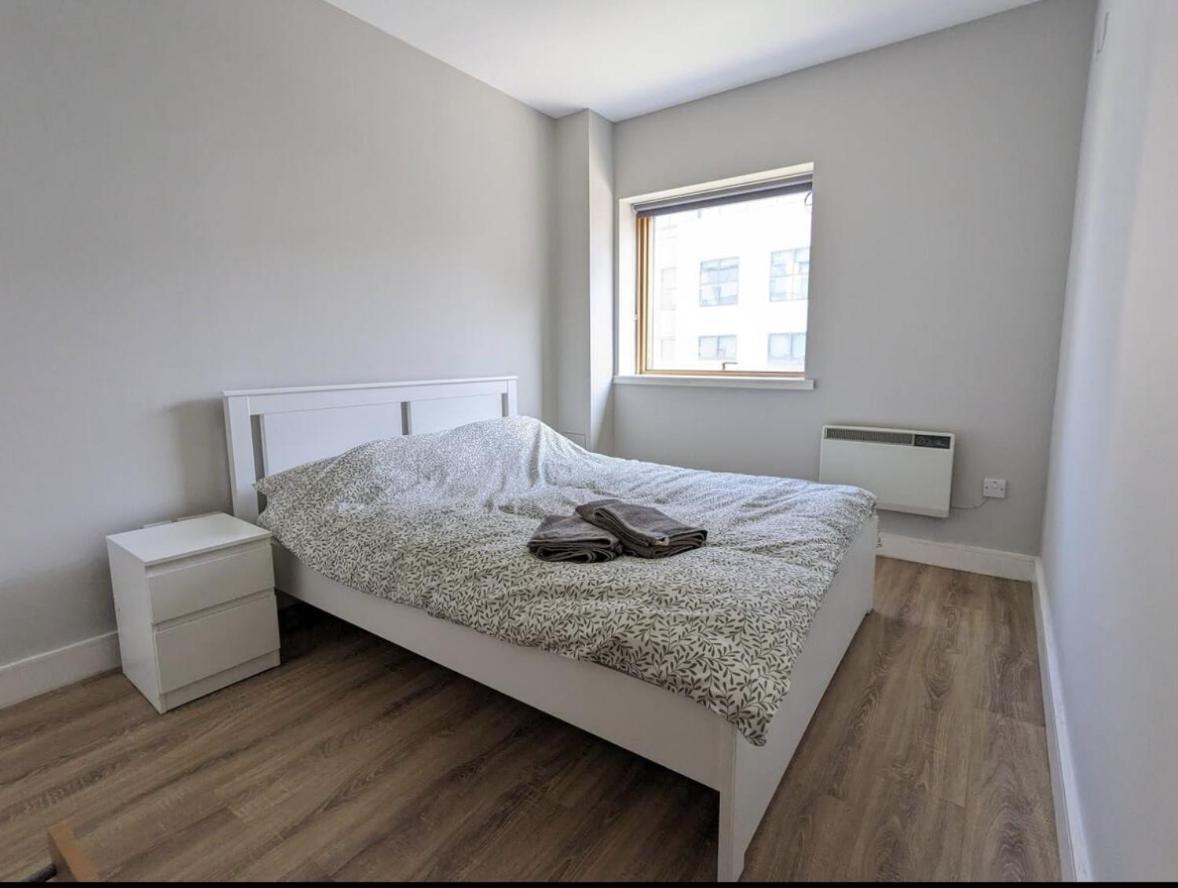 Bright 2bd Flat With Private Balcony - Apartment *