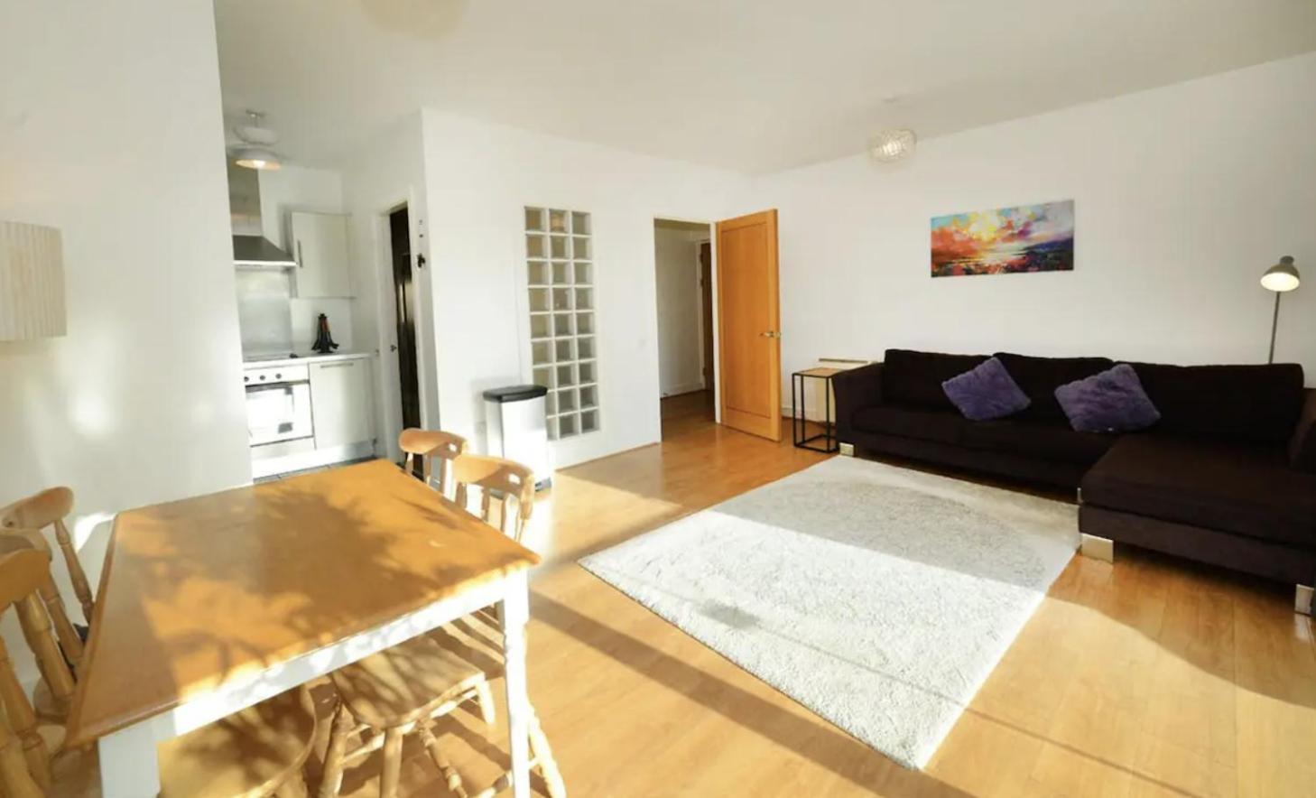 Apartment Bright 2bd Flat With Private Balcony -