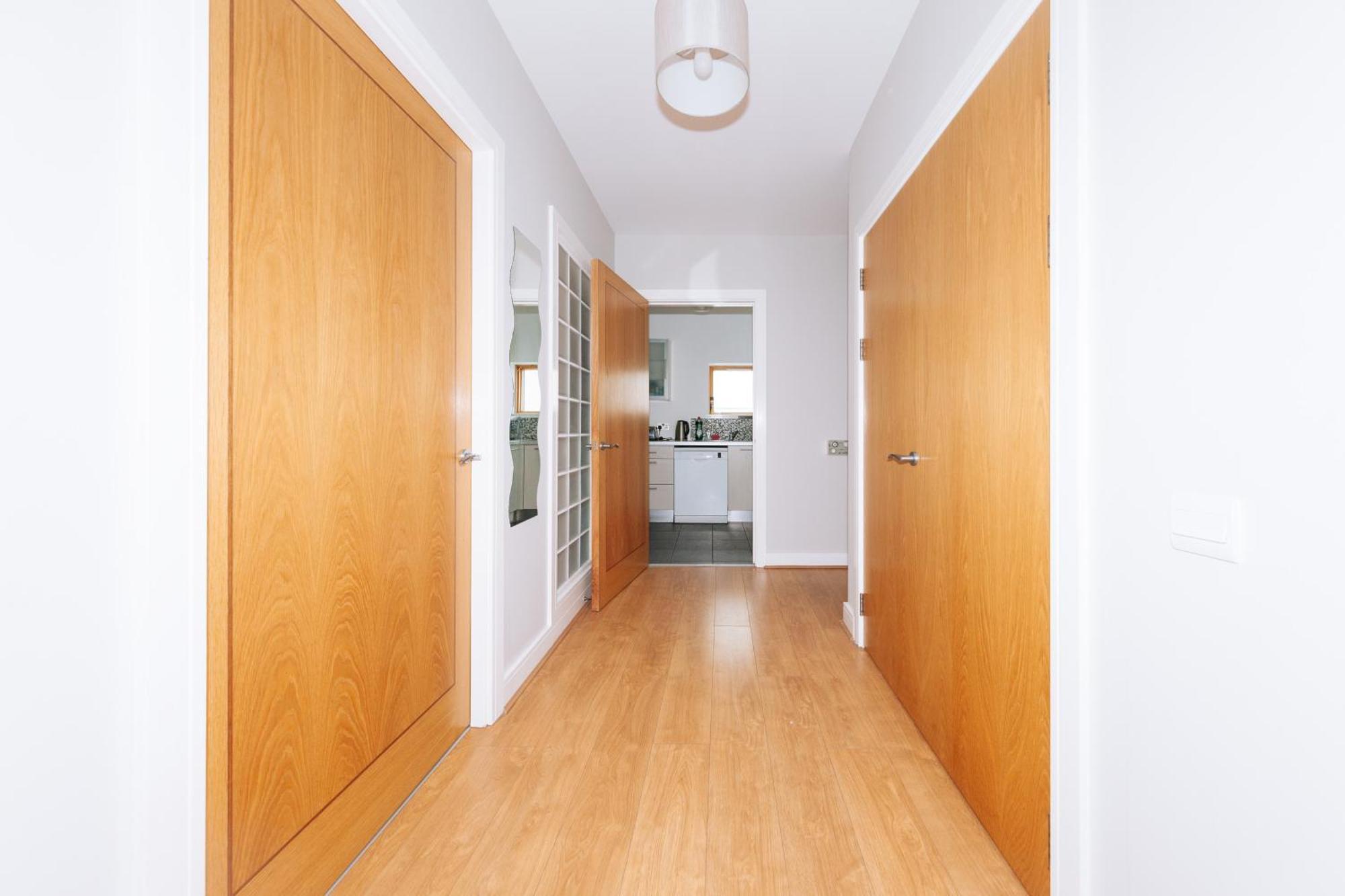 Bright 2bd Flat With Private Balcony - Apartment *