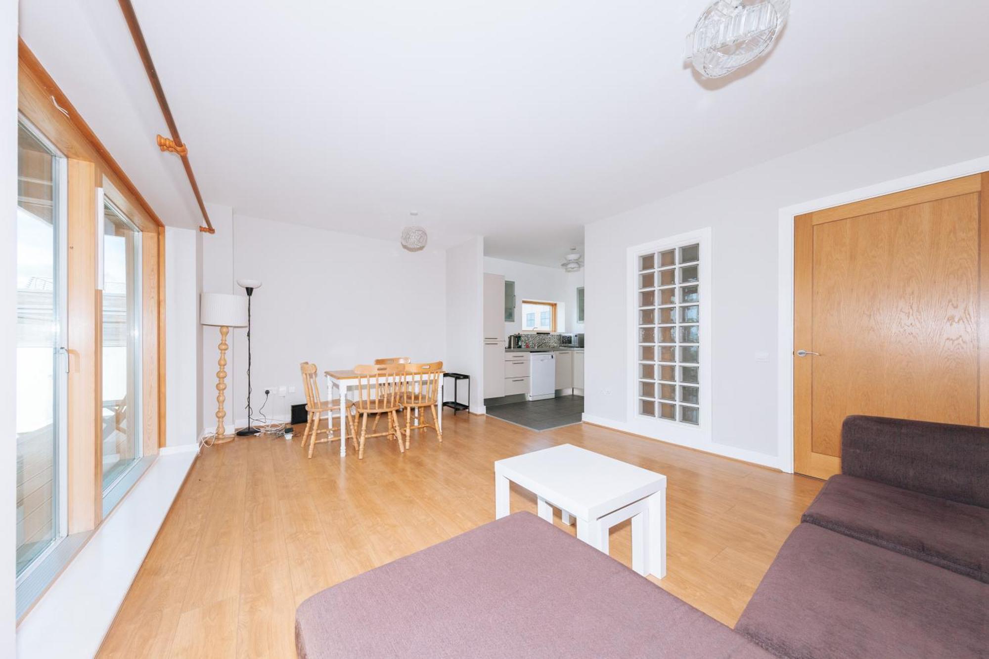 Apartment Bright 2bd Flat With Private Balcony - *