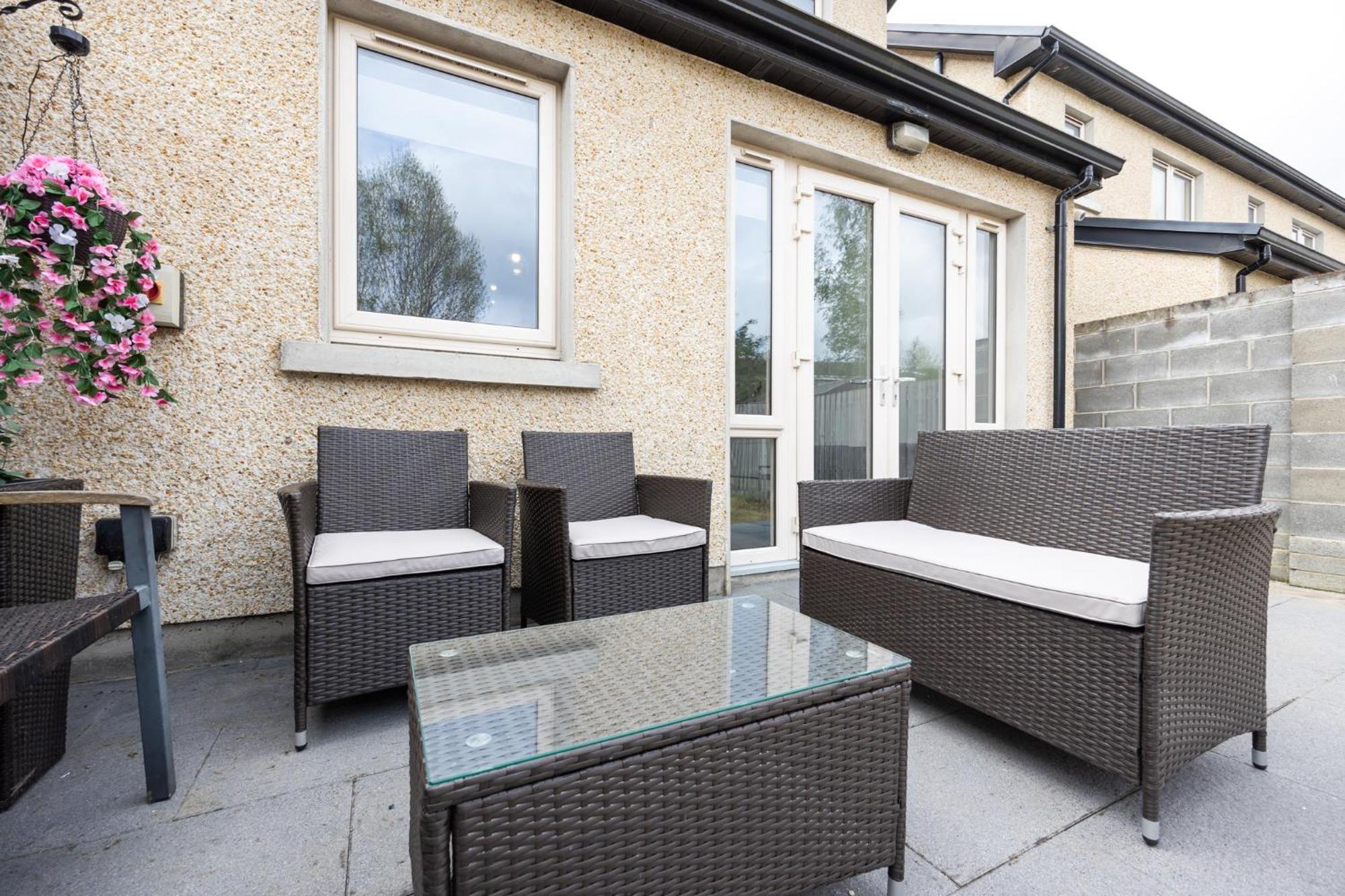 Elegant 5-bed By Sea & City, Parking & Garden - Ideal For Long Holiday home Dublin