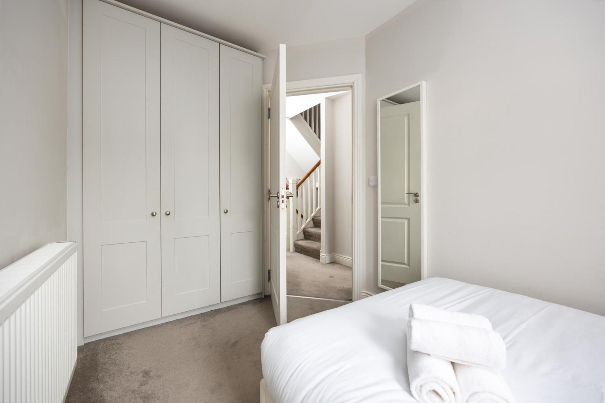 Holiday home Elegant 5-bed By Sea & City, Parking & Garden - Ideal For Long Dublin