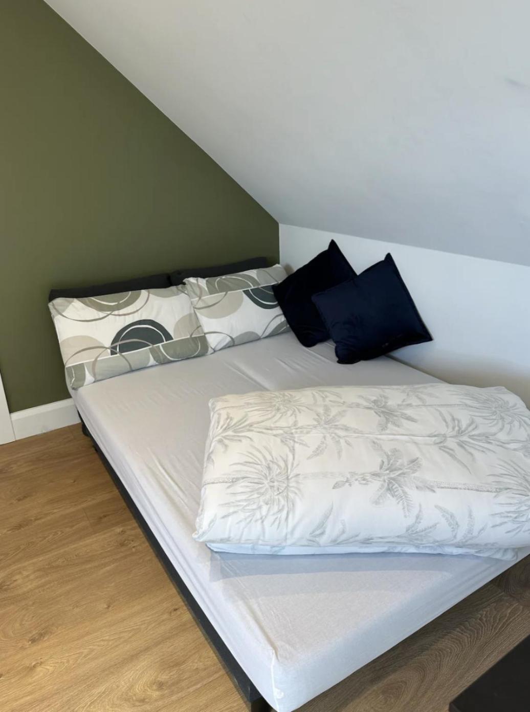 Top Floor Central Apartment *