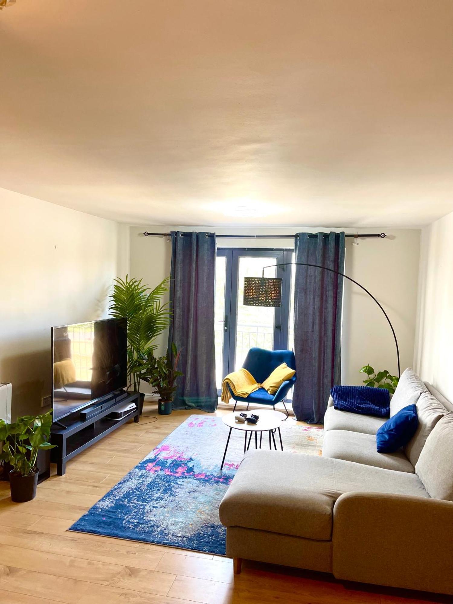Apartment Charming 3-bedroom Modern In