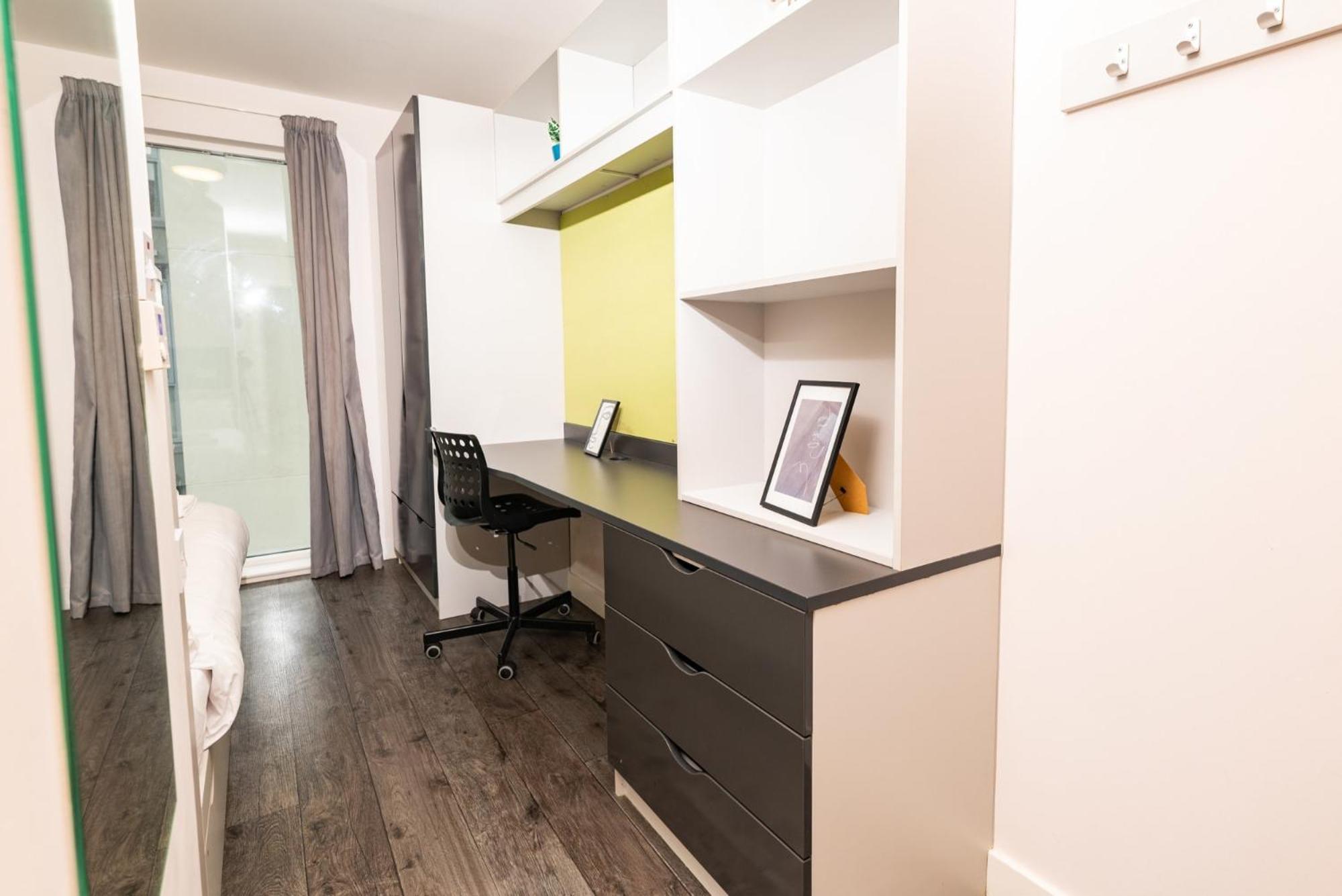 Stylish & Private At Binary Hub In Apartment
