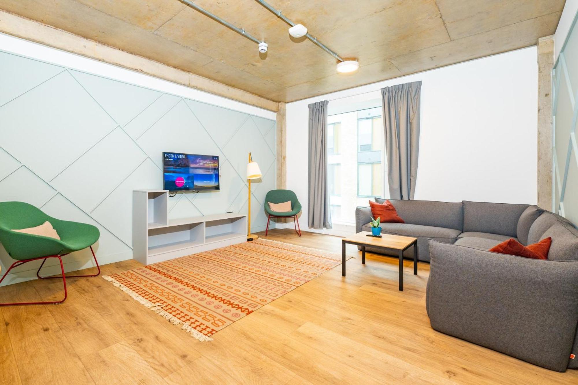 Modern 3 Bedroom And Private Bedrooms At The Loom In