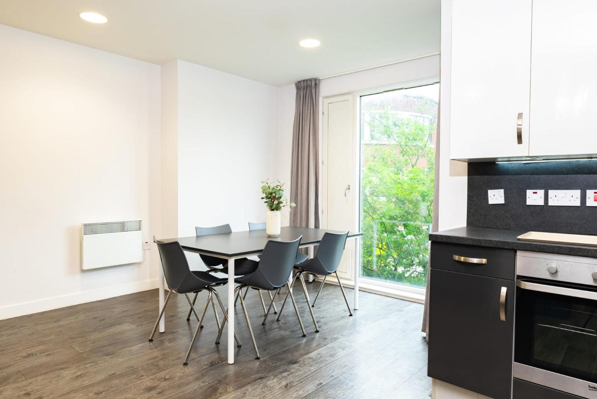 Stylish & Private At Binary Hub In Apartment