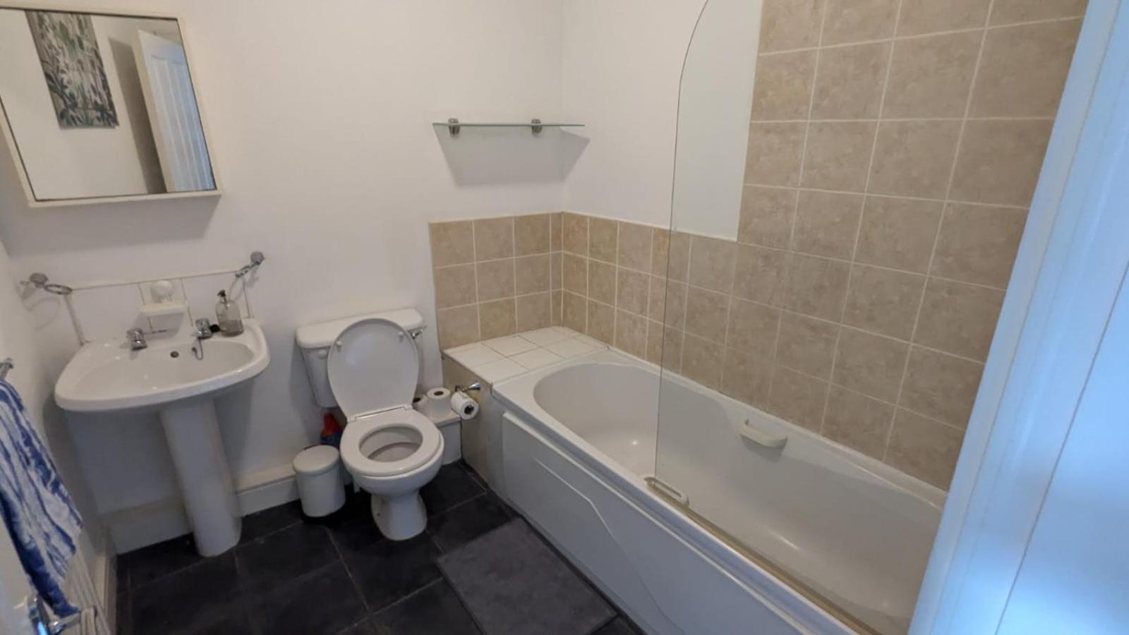 Large Newly Updated 3bd Duplex 20min To Airport *