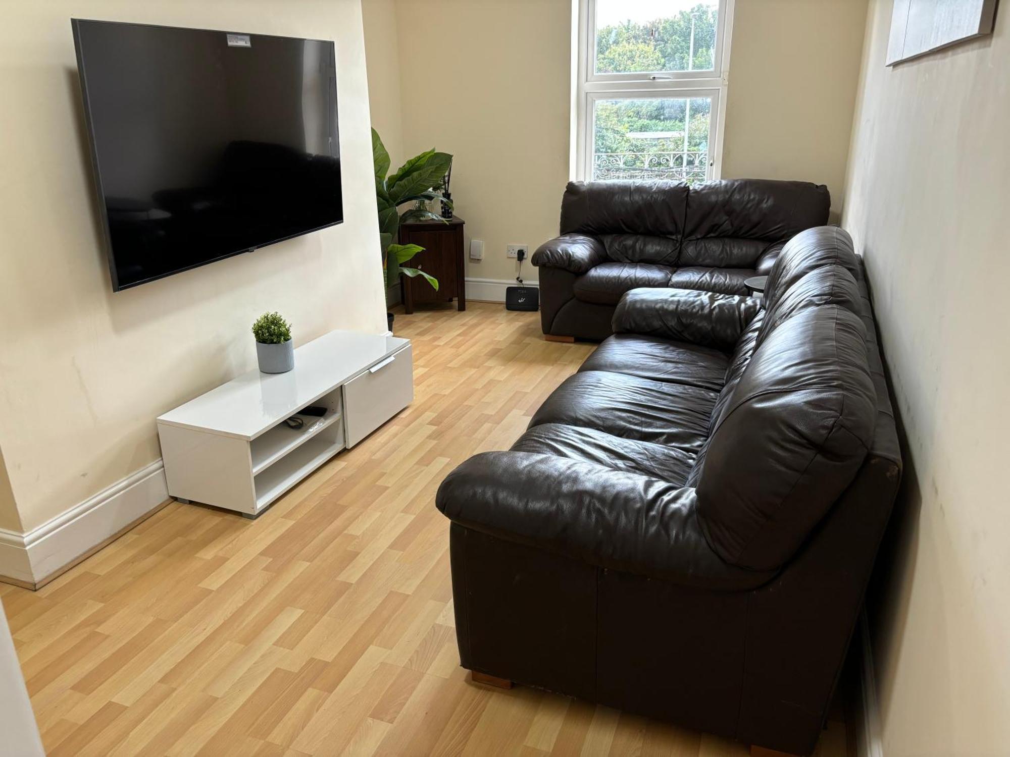 Apartment Cozy Pink House Fairview 6 Beds