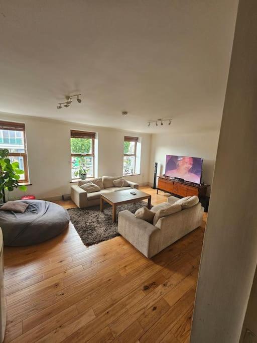 Spacious 3-bedroom In Vibrant 8 Apartment Dublin