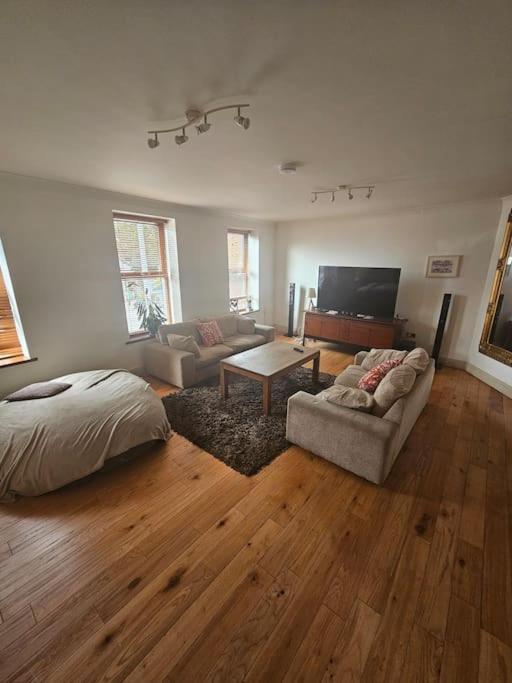 Spacious 3-bedroom In Vibrant 8 *