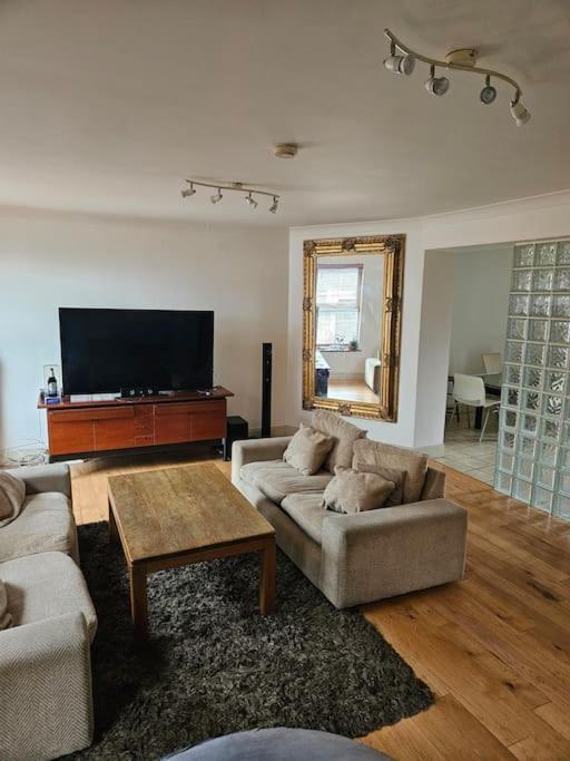 Apartment Spacious 3-bedroom In Vibrant 8