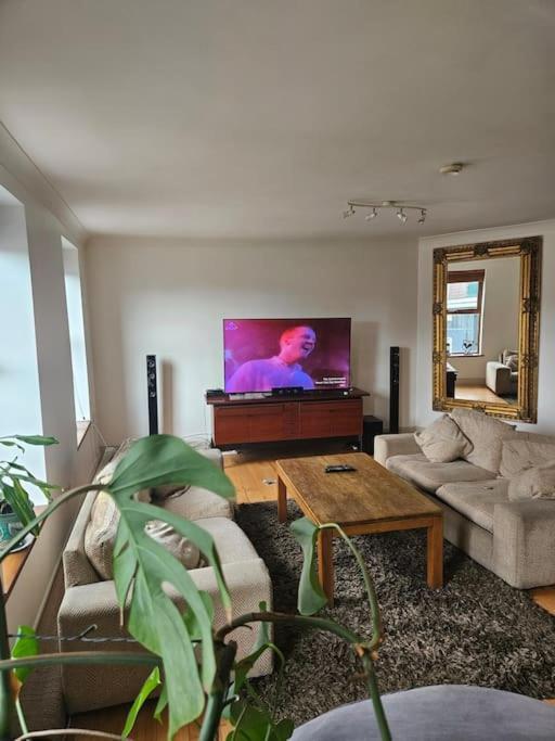 Spacious 3-bedroom In Vibrant 8 Apartment *