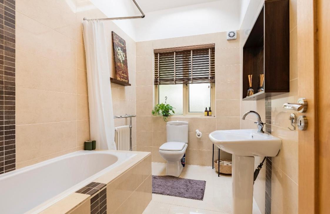 Privatunterkunft Double Bedroom With Private Toilet And Shower, Easy To Center